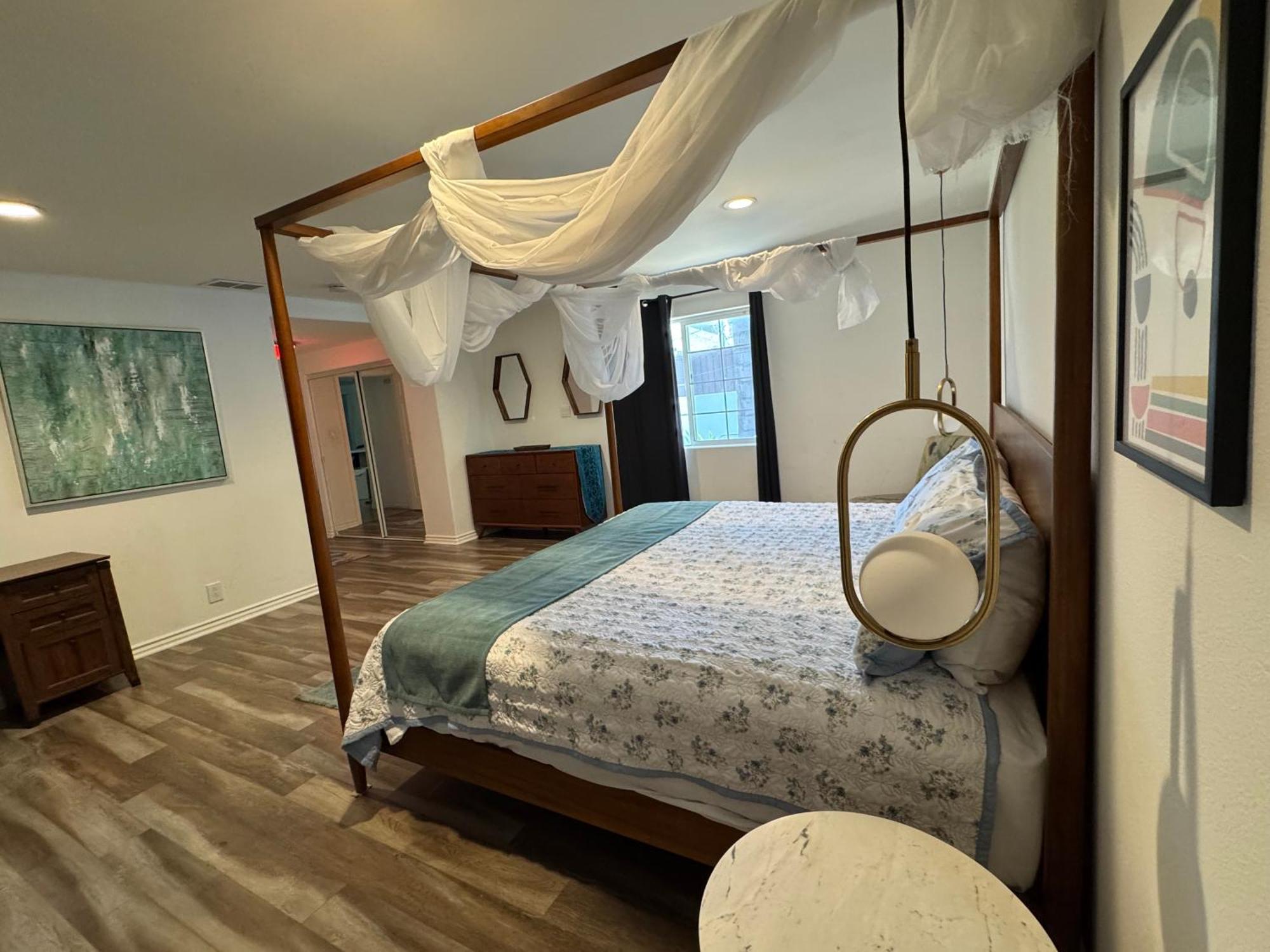Angeles Hideaway - Costanso *